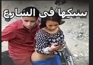 بيقلعها الاندر وينيكها فى الشارع ويقعدها على زبه سكس جديد